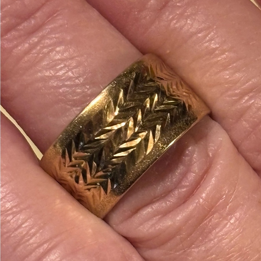 Golden Clef Int’l 10K YG Wide Patterned Band NFS